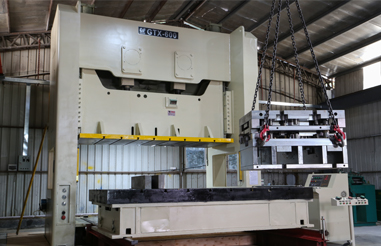 We warmly welcome friends from all walks of life to visit the factory